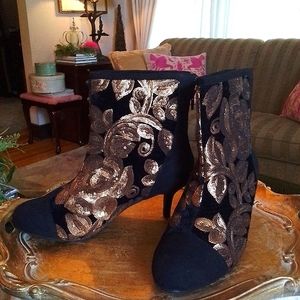 BRAND NEW / JOAN BOYCE ANKLE BOOTS / 8.5